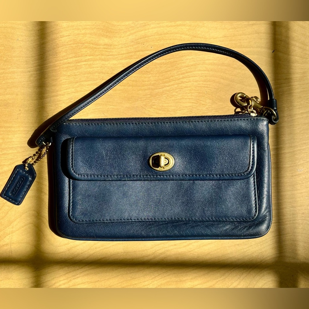 Vintage Coach Navy Leather turn lock wristlet clutch